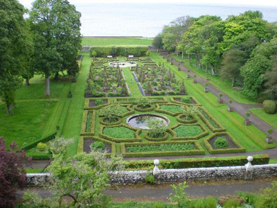 Dunrobin Castle and Garden in Spring dunrobin-castle-garden